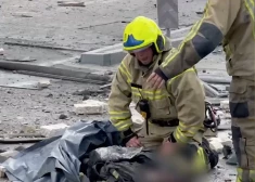 Krievija veikusi triecienus pret Kijivu. Nonāvēti trīs glābēji, kas centās apdzēst liesmas. FOTO, VIDEO