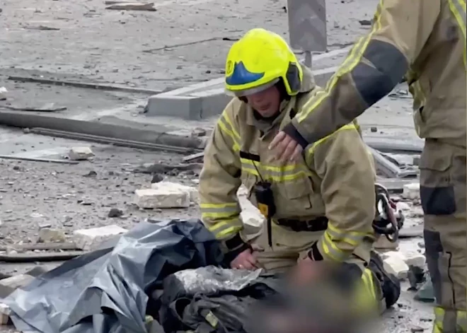 Krievijas īstenotā uzbrukumā Kijivai bojā gājuši trīs ugunsdzēsēji.