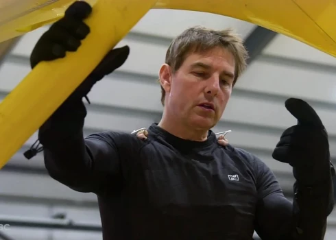 Aktieris Toms Krūzs pats veic filmā redzamos trikus.