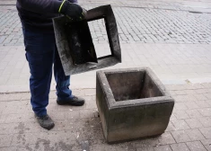 Rīgā sāk aizvākt vecās betona atkritumu urnas