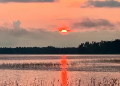 Sarkanās saules parādīšanās debesīs liek uzvirmot kādai dīvainai sazvērestības teorijai. FOTO