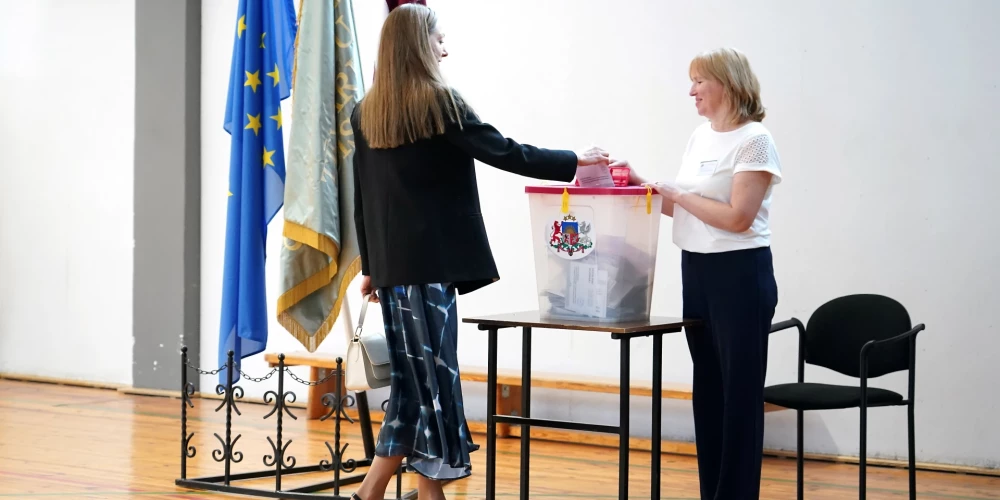 Pašvaldību vēlēšanu iepriekšējā balsošana 140. vēlēšanu iecirknī Rīgas Valsts tehnikumā.