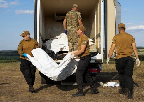 Члены украинской поисковой группы грузят тела погибших военнослужащих вблизи линии фронта в районе Бахмута, Донецкая область, 1 августа 2024 года.
