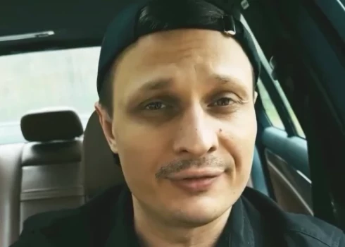 Актер Даугавпилсского театра Вадим Богданов во время обращения к депутату Сейма Алексею Росликову.