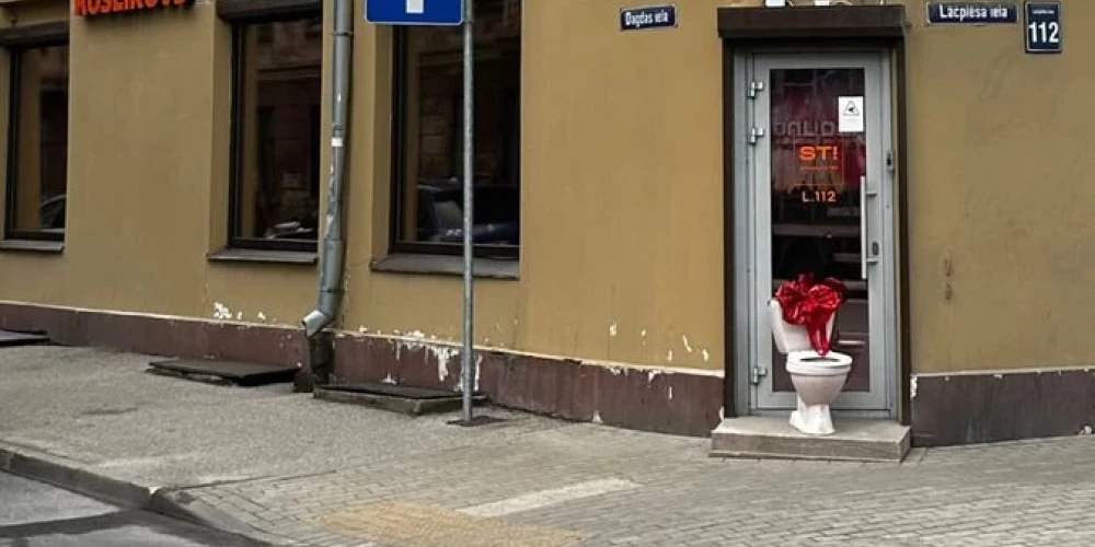 Pie politiskās partijas "Stabilitātei!" biroja Rīgā novietots tualetes pods, 