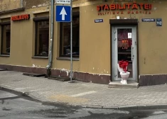 Pēc Rosļikova provokācijām Saeimā, pie "Stabilitātei!" biroja Rīgā novietota neparasta "dāvana"