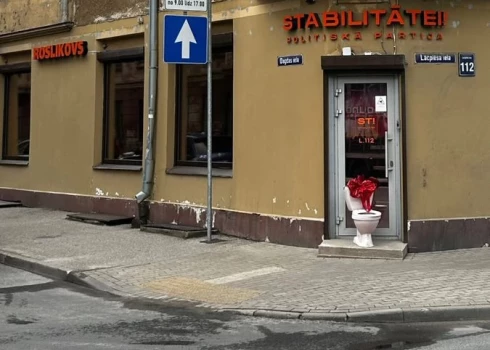 Pie politiskās partijas "Stabilitātei!" biroja Rīgā novietots tualetes pods,