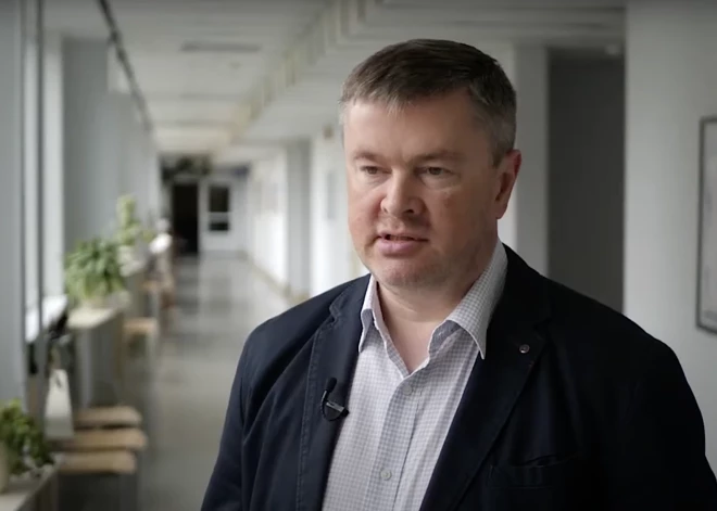 "Dakter, es visu dzīvi esmu sauļojies, redz –  man viss kārtībā!" Dermatologs kliedē mītus par ādas vēzi