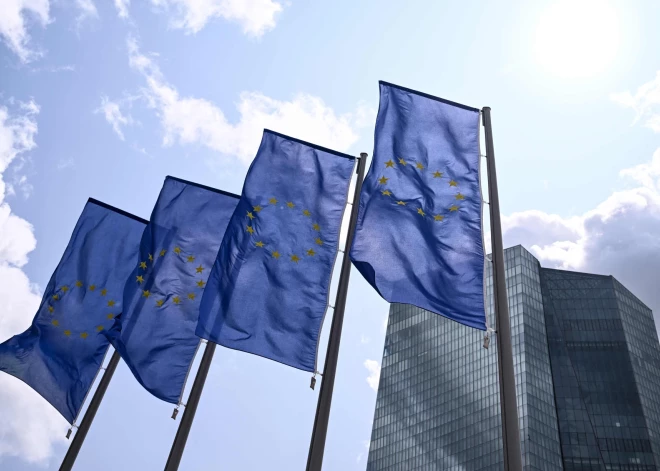 Medijs: ES apsver iespēju iekļaut Krieviju "pelēkajā sarakstā"