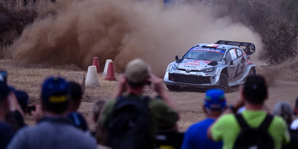 Francijas rallija ekipāža ar pilotu Sebastjēnu Ožjē rallija čempionāta (WRC) sestajā posmā - Sardīnijas rallijā - ir līdere pēc pirmās dienas sacensībām.