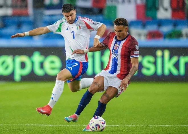 Norvēģijas futbolisti pirmajā puslaikā gūst trīs vārtus un Pasaules kausa kvalifikācijas spēlē uzvar Itāliju