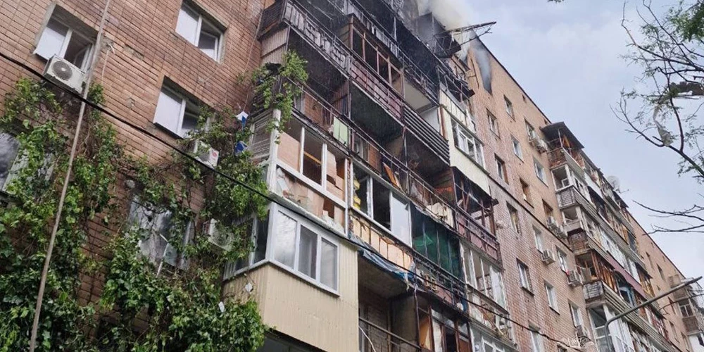 Krievu iebrucēju uzbrukumā cietušas dzīvojamās mājas, un pilsētā plosās vairāki ugunsgrēki.