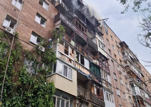 Krievu iebrucēju uzbrukumā cietušas dzīvojamās mājas, un pilsētā plosās vairāki ugunsgrēki.