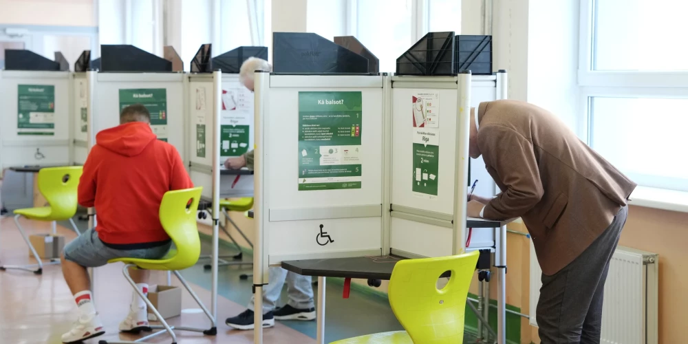 2025. gada 7. jūnijs. Vēlētāji 72. vēlēšanu iecirknī Rīgas Valsts 3. ģimnāzijā piedalās pašvaldību vēlēšanās.