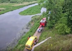 С моста через Мусу в Бауске прыгнула женщина - рядом была ее 3-летняя дочь