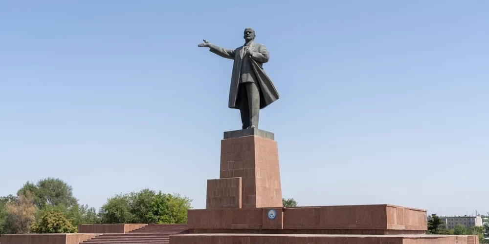 Памятник Ленину в городе Ош.