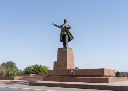 Памятник Ленину в городе Ош.