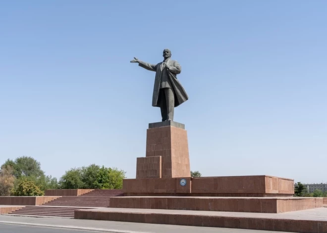 В Кыргызстане снесли самый высокий памятник Ленину в Центральной Азии
