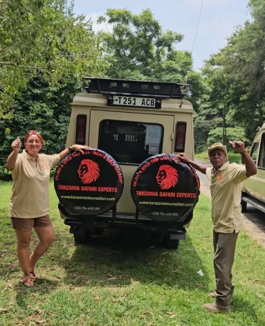 Dace un Romāns Tanzānijā, pie sava safari auto.