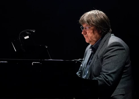 Komponists Jānis Lūsēns uzstājas "Spēlmaņu nakts" apbalvošanas ceremonijā Valmieras Drāmas teātrī.