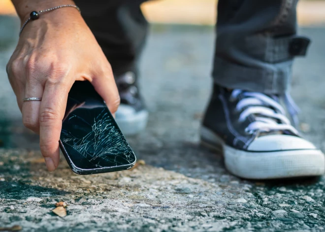 Vasarā cilvēki daudz biežāk sabojā savus telefonus