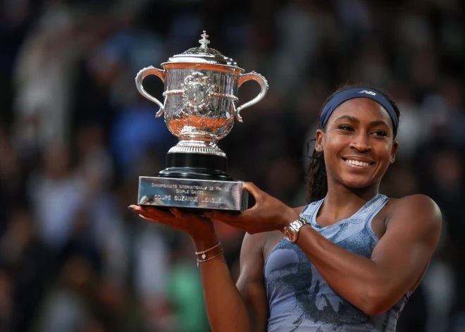 Korija Gofa pirmo reizi karjerā kļūst par "French Open" čempioni, ranga līderu divcīņā pārspējot Arinu Sabaļenku