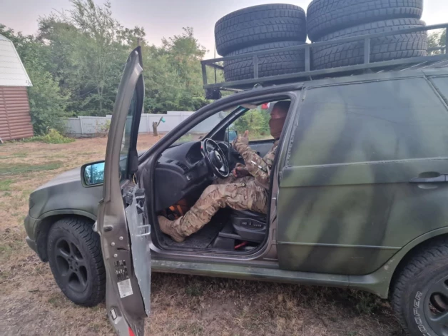 Valta Dalbiņa sarūpētais auto ievainoto evakuācijai, nodots latviešu kaujas mediķim Ukrainā.