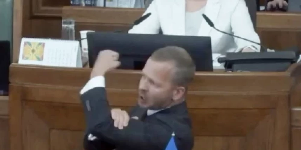 Aleksejs Rosļikovs Saeimā krieviski saka: "Mūs ir vairāk!" (ekrānuzņēmums no video)