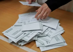 Голоса на выборах в Латвии из-за технических проблем подсчитывают вручную