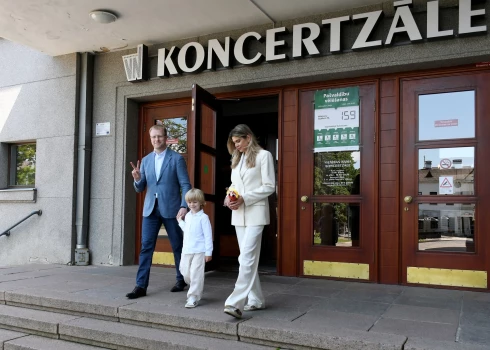 Partijas "Sarauj, Latgale" Daugavpils mēra amata kandidāts, līdzšinējais Daugavpils domes priekšsēdētājs Andrejs Elksniņš ar ģimeni piedalās pašvaldību vēlēšanās 159. vēlēšanu iecirknī Daugavpils Vienības namā.