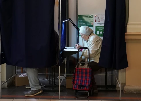 Pašvaldību vēlēšanas 75. vēlēšanu iecirknī Rīgas Valsts 1. ģimnāzijā.
