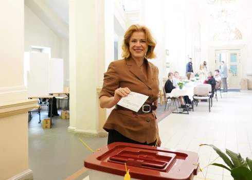 Ministru prezidente Evika Siliņa piedalās pašvaldību vēlēšanās 75. vēlēšanu iecirknī Rīgas Valsts 1. ģimnāzijā.