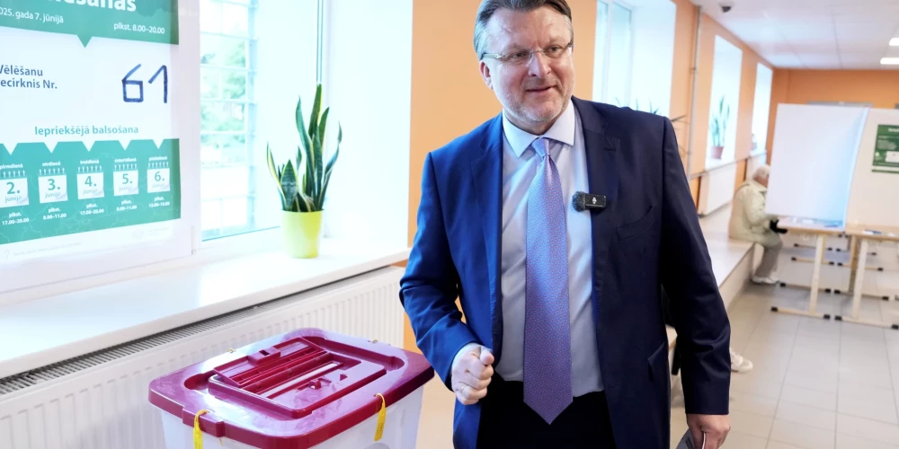 "Latvija pirmajā vietā!" Rīgas mēra amata kandidāts Ainārs Šlesers piedalās pašvaldību vēlēšanās 61. vēlēšanu iecirknī Rīgas 25. vidusskolā.