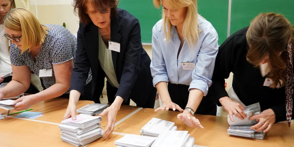 Tiek atvērta balsojumu urna pašvaldību vēlēšanās 75. vēlēšanu iecirknī Rīgas Valsts 1. ģimnāzijā.