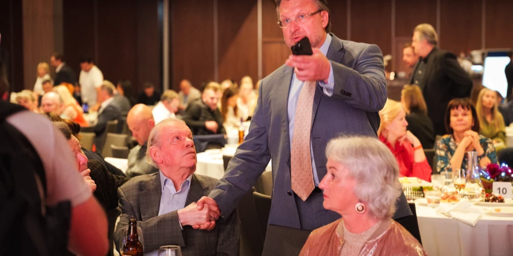 "Latvija pirmajā vietā" līderis Ainārs Šlesers ar saviem atbalstītājiem pašvaldību vēlēšanu naktī.