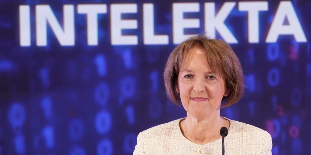 Sociālajos tīklos izplatītie joki par to, ka biļešu tirgošanas vietnes savu darbu tiešsaistē organizē labāk nekā tie, kuriem uzdots uzturēt Latvijas demokrātijas IT infrastruktūru – izraisa kā smieklus, tā asaras laikā, kad vēlēšanas un demokrātiju jau tā apdraud ārēji ienaidnieki.