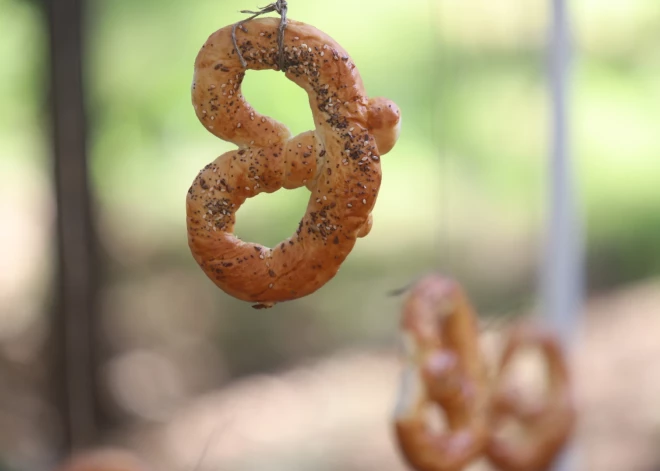 Ļaudis kuplā pulkā apmeklē lietišķās mākslas gadatirgu.