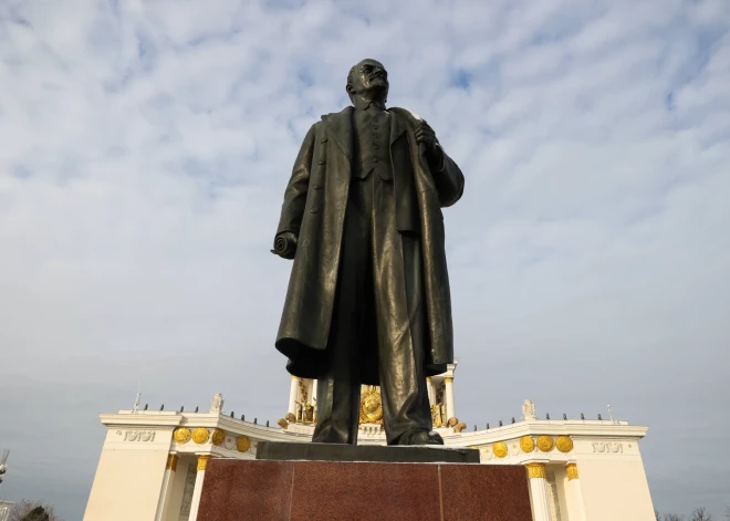 Kirgizstāna demontē milzīgo Ļeņina pieminekli