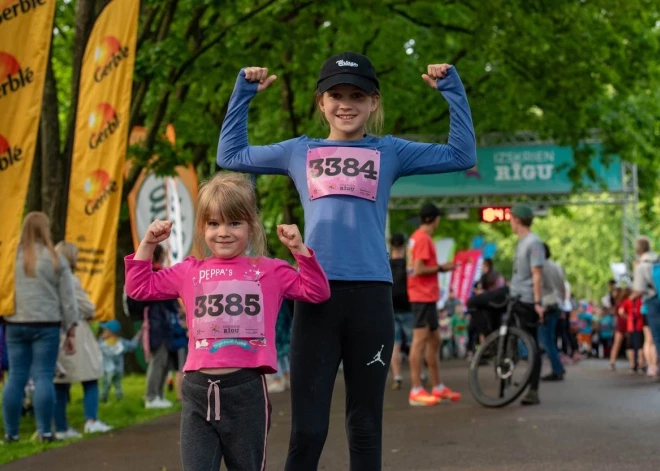 Ceturtdien, 5. jūnijā, ar rekordskaitu dalībnieku pirmajā posmā Sakuras parkā, pārsniedzot pusotru tūkstoti, sākās skriešanas entuziastu un sportistu vidū ļoti iecienītā skriešanas seriāla “Izskrien Rīgu” vienpadsmitā sezona, kurā ir paredzēti vairāki jaunumi.