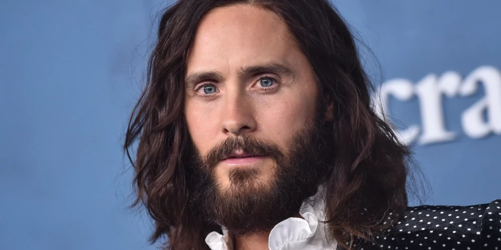 Vairākas sievietes ir nākušas klajā ar apsūdzībām pret Holivudas aktieri un grupas "Thirty Seconds to Mars" līderi Džaredu Leto,