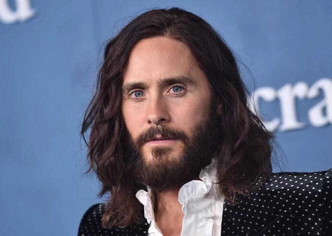 Vairākas sievietes apsūdz “30 Seconds to Mars” solistu seksuālā vardarbībā; mūziķis apsūdzības noliedz