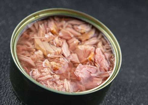 Veselības iestādes iesaka pieaugušiem cilvēkiem neapēst vairāk par četrām tunča konservu kārbām vai diviem tunča steikiem nedēļā. Lai nodrošinātu drošību, bērniem, kuru smadzenes vēl tikai attīstās, šo daudzumu rekomendē būtiski samazināt.