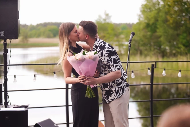 Sava ierakstu albuma atklāšanas svētkos Nikolajs Puzikovs viesus iepazīstināja ar savu sievu Gitu Hertu Puzikovu. Kad viesi sauca “rūgts!”, laulātais pāris arī nevairījās no skūpstiem.