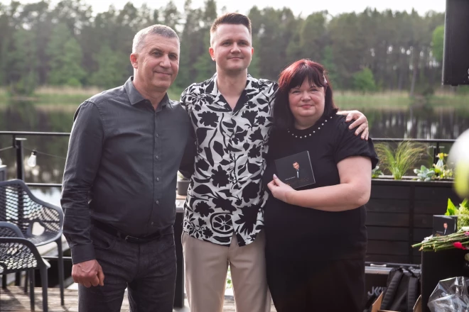 Nikolaja vislielākie atbalstītāji – vecāki, kas dzīvo Ogrē. Tētis Vladimirs ir bijušais policists, un mamma Ilze strādā vienā no Ogres lielveikaliem par pārdevēju. Vecāki zina teju visām dēla dziesmām vārdus no galvas, un Nikolajs par saviem vecākiem izsakās ar lielu mīlestību, jo viņi ir lielākais atbalsts un pamats zem kājām. Nikolajs piebilst, ka ģimenē cits par citu krīt un ceļas.