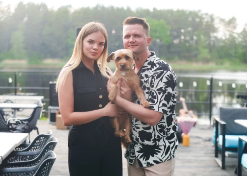 Albuma "Mans stāsts" prezentācijā jauno Puzikovu ģimeni atbalstīja arī viņu četrkājainā mīlule Latte.