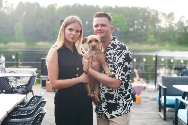 Albuma "Mans stāsts" prezentācijā jauno Puzikovu ģimeni atbalstīja arī viņu četrkājainā mīlule Latte.