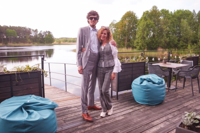 Dziedātāja Jenny May ar vīru telekomunikāciju uzņēmuma "GP Systems" līdzīpašnieku Gati Babri šovasar svinēs savas kopābūšanas 16. gadadienu, no kā 11 gadi pavadīti laulībā.