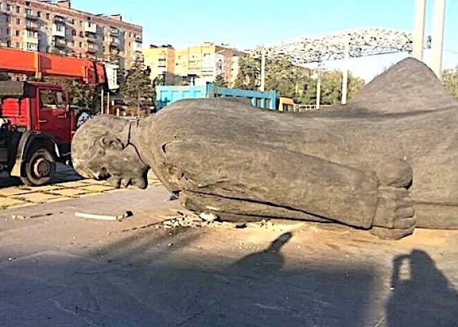 Piemineklis izslējās 23 metru augstumā un tika uzstādīts 1975. gadā, kad Kirgizstāna atradās Padomju Savienības sastāvā.