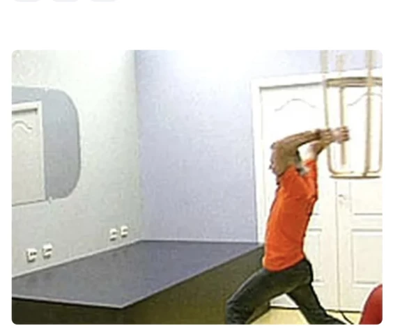 "Fabrikas" sensāciju Artis sarīkoja, ar solu izsitot spoguļsienu šova telpās. Tā bija performance.