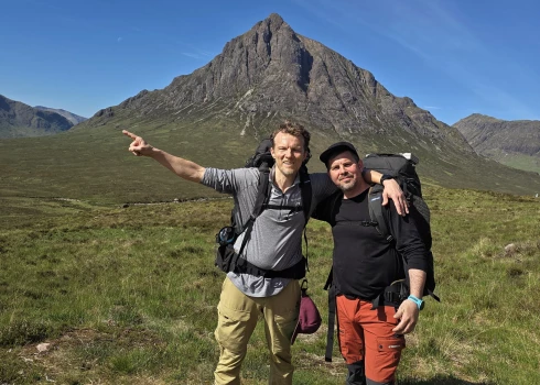 Šis kalns ir visfotografētākais un filmētākais kalns Skotijā. Buachaille Etive Mòr jeb no skotu gēlu valodas Lielais Etivas gans ir 1021 metru augsta piramidāla virsotne, to var redzēt arī Džeimsa Bonda filmā "Skyfall".